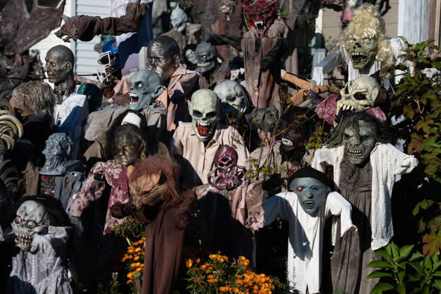Handmade Zombies Take Over New Jersey Home for Halloween HAWTHORNE, NEW JERSEY - OCTOBER 22: A Halloween display featuring handmade zombies transforms the front lawn and roof of a home on Lafayette Avenue on October 22, 2026, in Hawthorne, New Jersey. Homeowner Tony Rodrigues creates the figures from scratch, incorporating 3D-printed faces into many of the designs. Inspired by Michael Jackson’s Thriller music video, Rodrigues has maintained the Halloween decoration tradition for more than a decade, turning his property into a seasonal attraction for visitors. Lokman Vural Elibol Anadolu New Jersey United States. Editorial use only. Please get in touch for any other usage.  Copyright: x2026xAnadoluxLokmanxVuralxElibolx