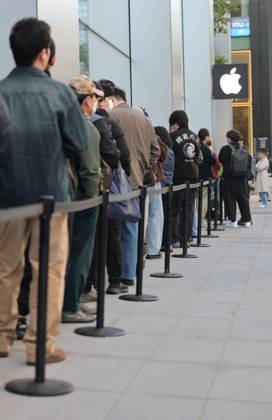 Apple s 1st foldable iPhone model on sale Apple s 1st foldable iPhone model on sale Shoppers line up for the launch of Apple Inc. s first foldable iPhone model, called Duo, at an Apple outlet in Seoul on Oct. 23, 2026. (Yonhap) 2026-10-23 08:27:30 <Copyright ¨Ï 1980-2026 YONHAPNEWS AGENCY. .> ¼­¿ïÆ¯º°½Ã EDITORIAL USE ONLY  Copyright: xx 1st ???x yonphotos257920