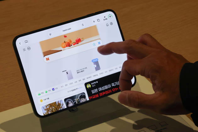 Apple s 1st foldable iPhone model on sale Apple s 1st foldable iPhone model on sale This photo taken Oct. 23, 2026, shows Apple Inc. s first foldable iPhone model, called Duo, at an Apple outlet in Seoul, as it launched the same day. (Yonhap) 2026-10-23 08:31:36 <Copyright ¨Ï 1980-2026 YONHAPNEWS AGENCY. .> ¼­¿ïÆ¯º°½Ã EDITORIAL USE ONLY  Copyright: xx 1st ???x yonphotos257922