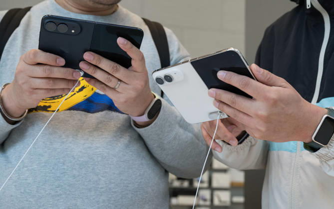 BEIJING, CHINA - OCTOBER 23: Consumers experience the new iPhone Duo foldable smartphone inside an Apple Store at China World Mall on October 23, 2026 in Beijing, China. Apple has launched its first foldable phone model for sale starting today.  Copyright: xChinaxNewsxServicex 111676449292