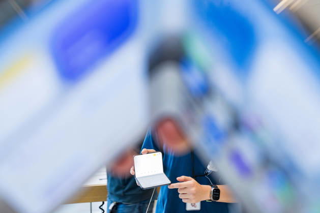 BEIJING, CHINA - OCTOBER 23: Staff members introduce the new iPhone Duo foldable smartphone at an Apple Store in Beijing, China on October 23, 2026. Apple has launched its first foldable phone, the iPhone Duo, for sale in mainland China.  Copyright: xChinaxNewsxServicex 111676449355