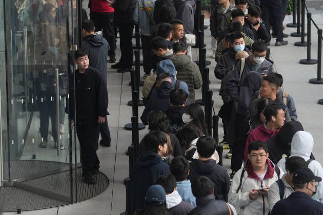 Apple s New iPhone Duo goes on sale in China BEIJING, CHINA - OCTOBER 23: Customers queue at Apple Inc. s Sanlitun store during the first day of in-store sales of the iPhone Duo smartphone in Beijing, China, on Friday, Oct. 23, 2026. Stringer Anadolu Beijing China. Editorial use only. Please get in touch for any other usage.  Copyright: x2026xAnadoluxStringerx