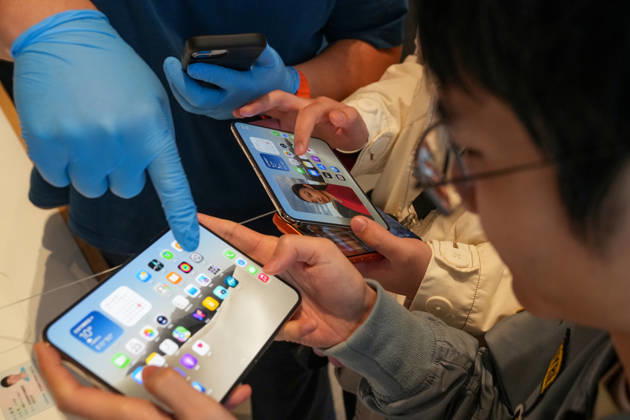 Apple s New iPhone Duo goes on sale in China BEIJING, CHINA - OCTOBER 23: Customers try iPhone Duo smartphone at Apple Inc. s Sanlitun store during the first day of in-store sales of the new device in Beijing, China, on Friday, Oct. 23, 2026. Stringer Anadolu Beijing China. Editorial use only. Please get in touch for any other usage.  Copyright: x2026xAnadoluxStringerx