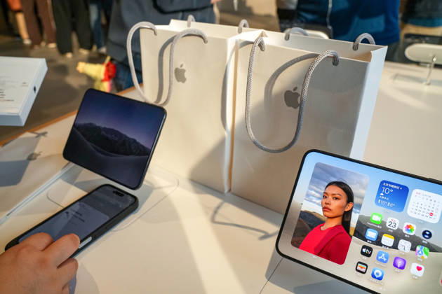 Apple s New iPhone Duo goes on sale in China BEIJING, CHINA - OCTOBER 23: iPhone Duo smartphone sold at Apple Inc. s Sanlitun store during the first day of in-store sales of the new device in Beijing, China, on Friday, Oct. 23, 2026. Stringer Anadolu Beijing China. Editorial use only. Please get in touch for any other usage.  Copyright: x2026xAnadoluxStringerx