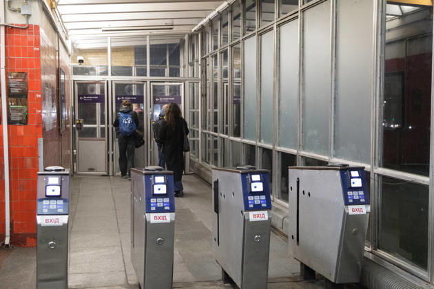 Kyiv metro station partially reopens after October 19 Russian attack Commuters enter the Chernihivska metro station in Kyiv, Ukraine, on October 22, 2026. The station has partially resumed operations following an attack on October 19 that damaged the station, tracks and the cable network. Kyiv Ukraine  Copyright: xKyryloxChubotinx originalFilename: ukrinform-kyivmetr261022_npwra