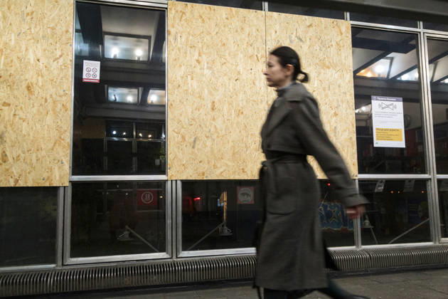 Kyiv metro station partially reopens after October 19 Russian attack A woman passes OSB panels, replacing shattered windows at the Chernihivska metro station in Kyiv, Ukraine, on October 22, 2026. The station has partially resumed operations following an attack on October 19 that damaged the station, tracks and the cable network. Kyiv Ukraine  Copyright: xKyryloxChubotinx originalFilename: ukrinform-kyivmetr261022_np2RQ