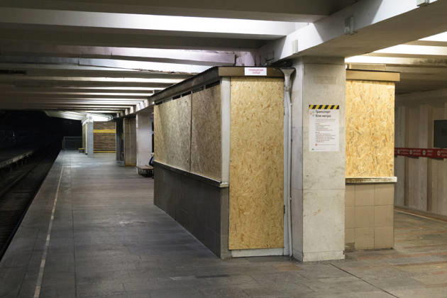 Kyiv metro station partially reopens after October 19 Russian attack Boards seal shattered doors and windows on the platform at the Chernihivska metro station in Kyiv, Ukraine, on October 22, 2026. The station has partially resumed operations following an attack on October 19 that damaged the station, tracks and the cable network. Kyiv Ukraine  Copyright: xKyryloxChubotinx originalFilename: ukrinform-kyivmetr261022_np4mG