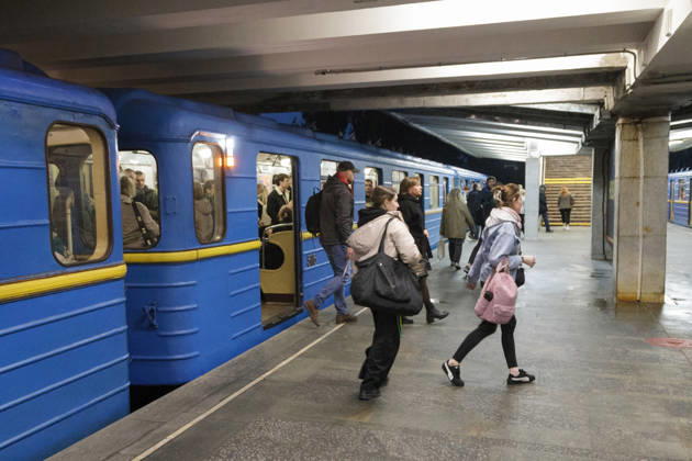 Kyiv metro station partially reopens after October 19 Russian attack Commuters leave a train at the Chernihivska metro station in Kyiv, Ukraine, on October 22, 2026. The station has partially resumed operations following an attack on October 19 that damaged the station, tracks and the cable network. Kyiv Ukraine  Copyright: xKyryloxChubotinx originalFilename: ukrinform-kyivmetr261022_np9wO