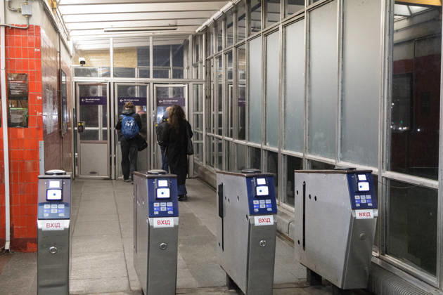 Kyiv Metro Station Partially Reopens After October 19 Russian Attack Commuters enter the Chernihivska metro station, which has partially resumed operations following a Russian attack on October 19, Kyiv, Ukraine, October 22, 2026. The massive strike damaged the station, tracks and the cable network. Photo by Kyrylo Chubotin Ukrinform ABACAPRESS.COM Kyiv Ukraine  Copyright: xChubotinxKirill Ukrinform ABACAx