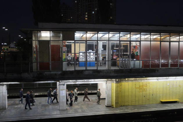 Kyiv Metro Station Partially Reopens After October 19 Russian Attack Commuters walk along the platform at the Chernihivska metro station, which has partially resumed operations following a Russian attack on October 19, Kyiv, Ukraine, October 22, 2026. The massive strike damaged the station, tracks and the cable network. This photo cannot be distributed in the Russian Federation. Kyiv Ukraine  Copyright: xChubotinxKirill Ukrinform ABACAx