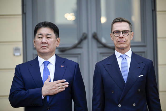 LKS 20261023 Mongolian President Ukhnaa Khurelsukh (left) and Finnish President Alexander Stubb outside the Presidential Palace during the visit of the President of Mongoli in Helsinki, Finland on October 23, 2026. - MARKKU ULANDER Helsinki Finland  Copyright: xMarkkuxUlanderx _20pmvhYorM