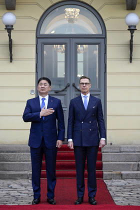 Mongolian President Ukhnaa Khurelsukh (left) and Finnish President Alexander Stubb outside the Presidential Palace during the welcoming ceremony of the visit of the President of Mongolia in Helsinki, Finland on October 23, 2026. - MARKKU ULANDER Helsinki Finland  Copyright: xMarkkuxUlanderx UT2zNgWvuew