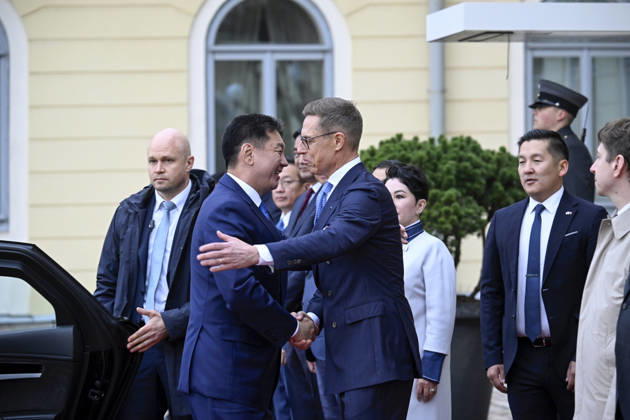 President of the Republic of Finland Alexander Stubb (right) welcomes President of Mongolia Ukhnaa Khurelsukh at the Presidential Palace in Helsinki, Finland on October 23, 2026. - MARKKU ULANDER Helsinki Finland  Copyright: xMarkkuxUlanderx VkmX33goMRE