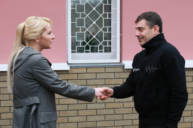 BELARUS, GOMEL REGION - OCTOBER 23, 2026: Russia s Human Rights Commissioner Yana Lantratova (L) and Ukraine s Human Rights Commissioner Dmytro Lubinets shake hands during a Russian-Ukrainian exchange of prisoners-of-war at Novaya Guta. Alexander Shcherbak TASS  99801614