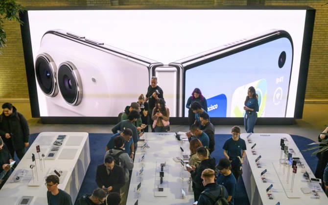 October 23, 2026, London, London, UK: London, UK. Customers inside the Apple Covent Garden store view and buy the new Apple iPhone Duo, the companyâ€⠢s first foldable iPhone. Opened, it is the thinnest iPhone ever, with a 7.6-inch inner display that provides a large canvas for viewing content, gaming, and multitasking, and a special nano-texture finish that minimises glare for an unparalleled viewing experience. Closed, the 5.4-inch outer display delivers 90 percent of the screen area of iPhone 18 Pro in a compact, pocketable design. London UK - ZUMAl94_ 20261023_zaf_l94_016 Copyright: xRayxTangx