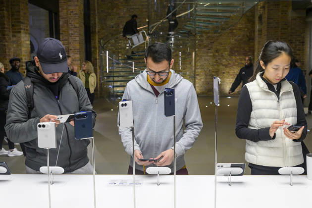 October 23, 2026, London, London, UK: London, UK. Customers inside the Apple Covent Garden store view and buy the new Apple iPhone Duo, the companyâ€⠢s first foldable iPhone. Opened, it is the thinnest iPhone ever, with a 7.6-inch inner display that provides a large canvas for viewing content, gaming, and multitasking, and a special nano-texture finish that minimises glare for an unparalleled viewing experience. Closed, the 5.4-inch outer display delivers 90 percent of the screen area of iPhone 18 Pro in a compact, pocketable design. London UK - ZUMAl94_ 20261023_zaf_l94_019 Copyright: xRayxTangx