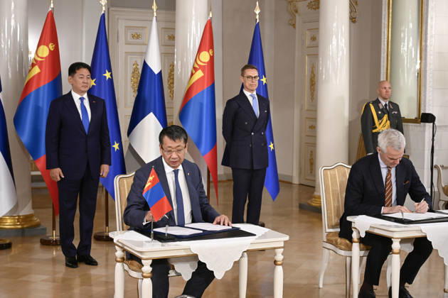 LKS 20261023 Mongolian President Ukhnaa Khurelsukh (left) and Finnish President Alexander Stubb (middle) watching when Mongolian Minister of Education Enkh-Amgalan Luvsantseren (2nd left) and Finnish Minister of Education Anders Adlercreutz sign of the Joint Declaration on cooperation in the fields of education and sports between the Government of Mongolia and the Government of the Republic of Finland during the visit of the President of Mongolia at the Presidential Palace in Helsinki, Finland on October 23, 2026. - MARKKU ULANDER Helsinki Finland Copyright: xMarkkuxUlanderx VJvPWxcoVPs
