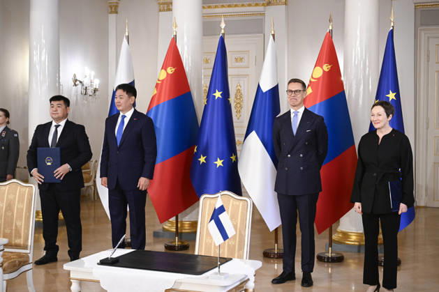 LKS 20261023 Mongolian President Ukhnaa Khurelsukh (2nd left) and Finnish President Alexander Stubb (2nd right) and Director of Chinggis Khaan National Museum Chuuluun Sampildondov (left) and Director General of the National Museum of Finland Elina Anttila (right) during the signing of the Memorandum of Understanding between the Chinggis Khaan National Museum of Mongolia and the National Museum of Finland during the visit of the President of Mongolia at the Presidential Palace in Helsinki, Finland on October 23, 2026. - MARKKU ULANDER Helsinki Finland Copyright: xMarkkuxUlanderx sE5RLjTvgqw