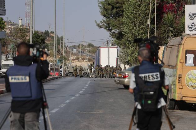 October 23, 2026, Hebron, Palestine, State of: HEBRON, PALESTINE, OCTOBER 23, 2026: The scene at the Farsh al-Hawa military checkpoint in Hebron following a shooting attack targeting Israeli forces in the occupied West Bank. Israeli forces seal off the area and restrict access following the attack. Hebron Palestine, State of - ZUMAq101 20261023_zna_q101_021 Copyright: xMosabxShawerx