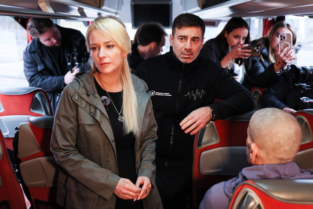 BELARUS, GOMEL REGION - OCTOBER 23, 2026: Russia s Human Rights Commissioner Yana Lantratova (L front) and Ukraine s Human Rights Commissioner Dmytro Lubinets (Ñ front) meet Russian servicemen who returned from Ukrainian captivity during a Russian-Ukrainian exchange of prisoners-of-war at the Novaya Guta border crossing. Alexander Shcherbak TASS  99803816