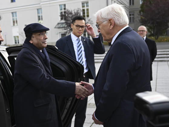 Pakistani President Asif Ali Zardari in Berlin BERLIN, GERMANY - OCTOBER 23: German President Frank-Walter Steinmeier welcomes Pakistani President Asif Ali Zardari during a military ceremony at the German Ministry of Defense in Berlin, Germany, on October 23, 2026. Halil Sagirkaya Anadolu Berlin Germany. Editorial use only. Please get in touch for any other usage.  Copyright: x2026xAnadoluxHalilxSagirkayax