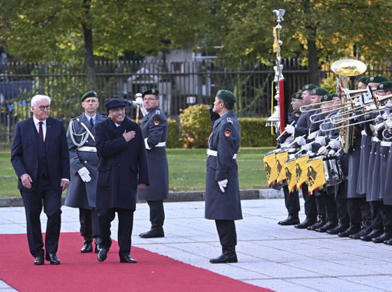Pakistani President Asif Ali Zardari in Berlin BERLIN, GERMANY - OCTOBER 23: German President Frank-Walter Steinmeier welcomes Pakistani President Asif Ali Zardari during a military ceremony at the German Ministry of Defense in Berlin, Germany, on October 23, 2026. Halil Sagirkaya Anadolu Berlin Germany. Editorial use only. Please get in touch for any other usage.  Copyright: x2026xAnadoluxHalilxSagirkayax