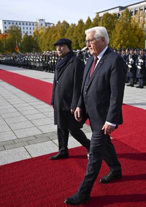 Pakistani President Asif Ali Zardari in Berlin BERLIN, GERMANY - OCTOBER 23: German President Frank-Walter Steinmeier welcomes Pakistani President Asif Ali Zardari during a military ceremony at the German Ministry of Defense in Berlin, Germany, on October 23, 2026. Halil Sagirkaya Anadolu Berlin Germany. Editorial use only. Please get in touch for any other usage.  Copyright: x2026xAnadoluxHalilxSagirkayax