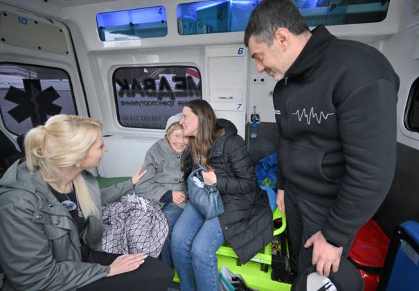 Belarus Russia Ukraine Military Operation POWs Exchange 9271104 23.10.2026 Russian Human Rights Commissioner Yana Lantratova and Ukrainian Human Rights Commissioner Dmytro Lubinets are seen with members of a family reunited after being separated by hostilities during a prisoner-of-war exchange between Russia and Ukraine in Gomel Region, Belarus. Yuri Kochetkov Sputnik Gomel region Belarus  Copyright: xYurixKochetkovx
