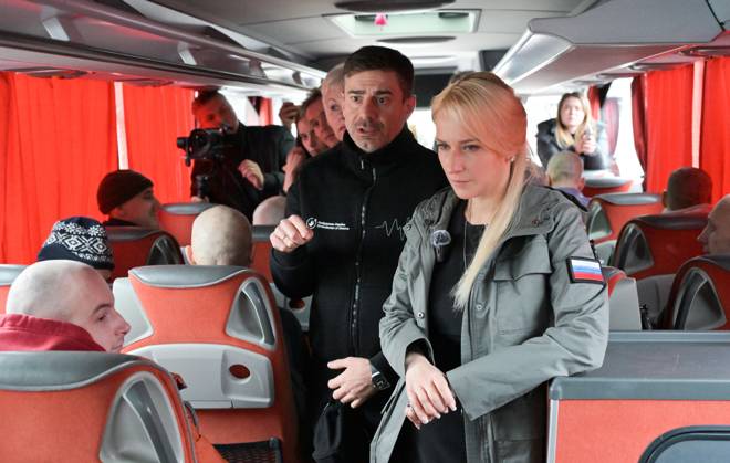 Belarus Russia Ukraine Military Operation POWs Exchange 9271125 23.10.2026 Russian Human Rights Commissioner Yana Lantratova and Ukrainian Human Rights Commissioner Dmytro Lubinets are seen in a bus with Ukrainian prisoners-of-war during an exchange between Russia and Ukraine at the Novaya Guta checkpoint in Gomel Region, Belarus. Russia and Ukraine on October 23 complete a swap of 270 prisoners of war each. A humanitarian action to reunite Russian and Ukrainian families also takes place, a total of seven people return to Russia, including a married couple, and six families travel to Ukraine. Yuri Kochetkov Sputnik Gomel region Belarus  Copyright: xYurixKochetkovx