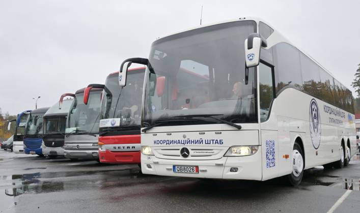 Belarus Russia Ukraine Military Operation POWs Exchange 9271130 23.10.2026 Buses are seen during a prisoner-of-war exchange between Russia and Ukraine at the Novaya Guta checkpoint in Gomel Region, Belarus. Russia and Ukraine on October 23 complete a swap of 270 prisoners of war each. A humanitarian action to reunite Russian and Ukrainian families also takes place, a total of seven people return to Russia, including a married couple, and six families travel to Ukraine. Yuri Kochetkov Sputnik Gomel region Belarus  Copyright: xYurixKochetkovx