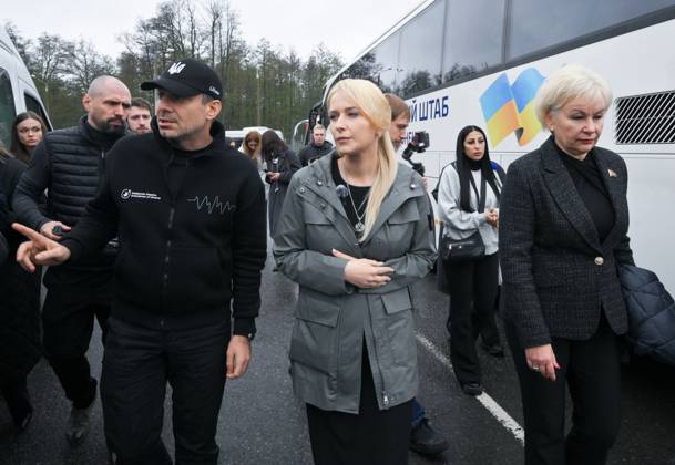 Belarus Russia Ukraine Military Operation POWs Exchange 9271132 23.10.2026 Ukrainian Human Rights Commissioner Dmytro Lubinets and Russian Human Rights Commissioner Yana Lantratova are seen during a prisoner-of-war exchange between Russia and Ukraine in Gomel Region, Belarus. Yuri Kochetkov Sputnik Gomel region Belarus  Copyright: xYurixKochetkovx