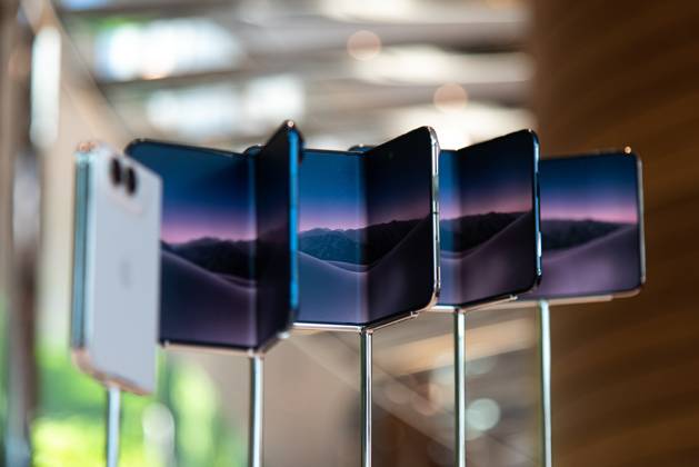 October 23, 2026, Bangkok, Thailand: The new iPhone Duo models displayed at an Apple Store..The iPhone Duo, Apple s first foldable phone, was officially launched for purchase at the Apple Store in Bangkok on October 23, 2026. Bangkok Thailand  - ZUMAs197 20261023_aaa_s197_003 Copyright: xPeeraponxBoonyakiatx