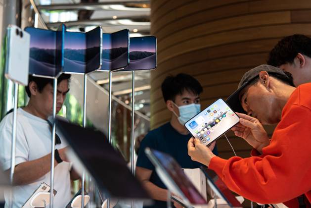 October 23, 2026, Bangkok, Thailand: Customers inspect the new iPhone Duo at an Apple Store..The iPhone Duo, Apple s first foldable phone, was officially launched for purchase at the Apple Store in Bangkok on October 23, 2026. Bangkok Thailand  - ZUMAs197 20261023_aaa_s197_005 Copyright: xPeeraponxBoonyakiatx