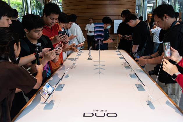 October 23, 2026, Bangkok, Thailand: Customers inspect the new iPhone Duo at an Apple Store..The iPhone Duo, Apple s first foldable phone, was officially launched for purchase at the Apple Store in Bangkok on October 23, 2026. Bangkok Thailand  - ZUMAs197 20261023_aaa_s197_006 Copyright: xPeeraponxBoonyakiatx