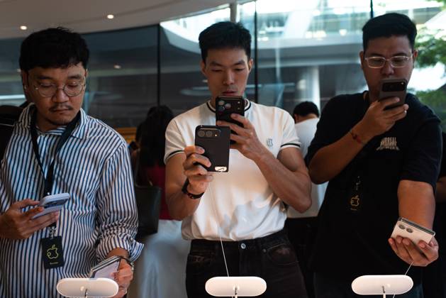 October 23, 2026, Bangkok, Thailand: Customers take photo of the new iPhone Duo at an Apple Store..The iPhone Duo, Apple s first foldable phone, was officially launched for purchase at the Apple Store in Bangkok on October 23, 2026. Bangkok Thailand  - ZUMAs197 20261023_aaa_s197_002 Copyright: xPeeraponxBoonyakiatx