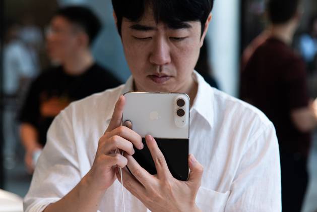 October 23, 2026, Bangkok, Thailand: A customer inspects the new iPhone Duo at the Apple Store..The iPhone Duo, Apple s first foldable phone, was officially launched for purchase at the Apple Store in Bangkok on October 23, 2026. Bangkok Thailand  - ZUMAs197 20261023_aaa_s197_007 Copyright: xPeeraponxBoonyakiatx