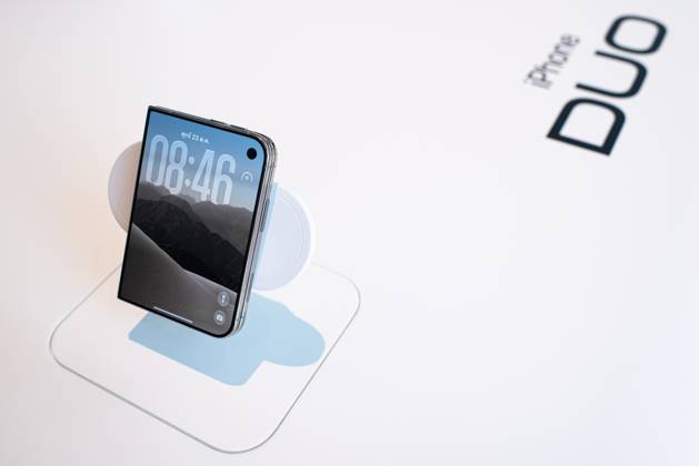 October 23, 2026, Bangkok, Thailand: A new iPhone Duo model displayed at an Apple Store..The iPhone Duo, Apple s first foldable phone, was officially launched for purchase at the Apple Store in Bangkok on October 23, 2026. Bangkok Thailand  - ZUMAs197 20261023_aaa_s197_009 Copyright: xPeeraponxBoonyakiatx