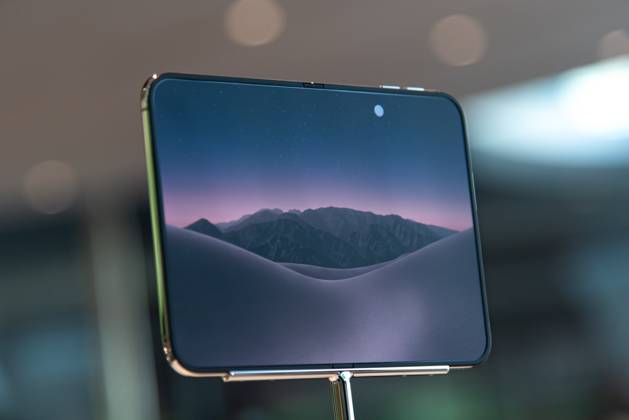 October 23, 2026, Bangkok, Thailand: A new iPhone Duo model displayed at an Apple Store..The iPhone Duo, Apple s first foldable phone, was officially launched for purchase at the Apple Store in Bangkok on October 23, 2026. Bangkok Thailand  - ZUMAs197 20261023_aaa_s197_012 Copyright: xPeeraponxBoonyakiatx