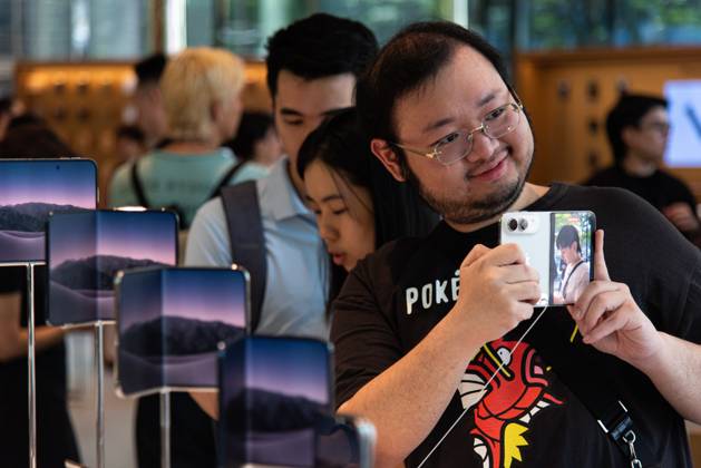 October 23, 2026, Bangkok, Thailand: Customers inspect the new iPhone Duo at an Apple Store..The iPhone Duo, Apple s first foldable phone, was officially launched for purchase at the Apple Store in Bangkok on October 23, 2026. Bangkok Thailand  - ZUMAs197 20261023_aaa_s197_013 Copyright: xPeeraponxBoonyakiatx