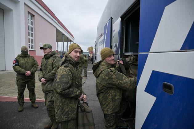 Belarus Russia Ukraine Military Operation POWs Exchange 9271153 23.10.2026 Prisoners of war board a bus during an exchange between Russia and Ukraine at the Novaya Guta checkpoint in Gomel Region, Belarus. Russia and Ukraine on October 23 complete a swap of 270 prisoners of war each. A humanitarian action to reunite Russian and Ukrainian families also takes place, a total of seven people return to Russia, including a married couple, and six families travel to Ukraine. Yuri Kochetkov Sputnik Gomel region Belarus  Copyright: xYurixKochetkovx