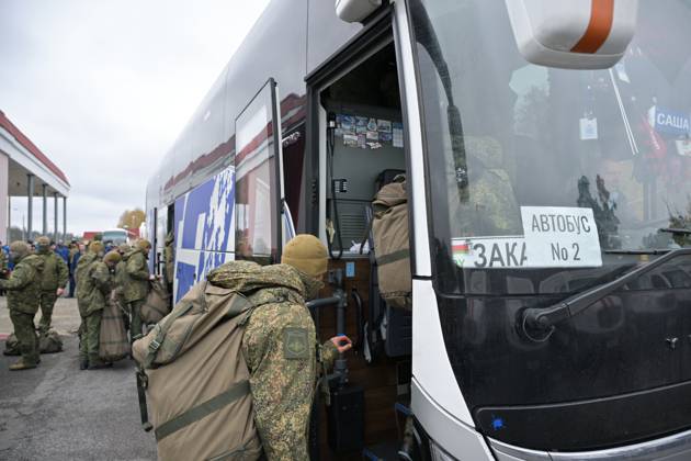 Belarus Russia Ukraine Military Operation POWs Exchange 9271154 23.10.2026 Prisoners of war board a bus during an exchange between Russia and Ukraine at the Novaya Guta checkpoint in Gomel Region, Belarus. Russia and Ukraine on October 23 complete a swap of 270 prisoners of war each. A humanitarian action to reunite Russian and Ukrainian families also takes place, a total of seven people return to Russia, including a married couple, and six families travel to Ukraine. Yuri Kochetkov Sputnik Gomel region Belarus  Copyright: xYurixKochetkovx