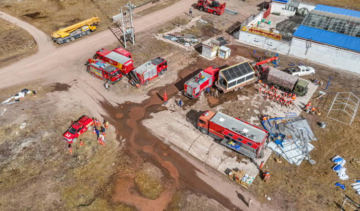 (261023) -- LHASA, Oct. 23, 2026 -- An aerial drone photo taken on Oct. 23, 2026 shows emergency forces arriving at an earthquake-hit village in Maru Township of Baqen County, Nagqu City, southwest China s Xizang Autonomous Region. Sixteen people have been killed and 76 others are injured following a 7.0-magnitude earthquake which struck Baqen County of the city of Nagqu in southwest China s Xizang Autonomous Region at 10:33 p.m. on Thursday, local authorities said. The Ministry of Emergency Management and authorities in Xizang have mobilized resources for rescue and relief operations. ) (SpotNews) CHINA-XIZANG-NAGQU-EARTHQUAKE-RESCUE AND RELIEF (CN) TenzinxNyida 