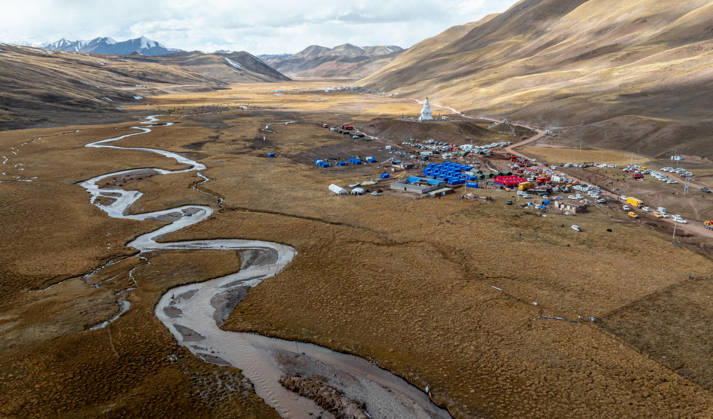 (261023) -- LHASA, Oct. 23, 2026 -- An aerial drone photo taken on Oct. 23, 2026 shows emergency tents at an earthquake-hit village in Maru Township of Baqen County, Nagqu City, southwest China s Xizang Autonomous Region. Sixteen people have been killed and 76 others are injured following a 7.0-magnitude earthquake which struck Baqen County of the city of Nagqu in southwest China s Xizang Autonomous Region at 10:33 p.m. on Thursday, local authorities said. The Ministry of Emergency Management and authorities in Xizang have mobilized resources for rescue and relief operations. ) (SpotNews) CHINA-XIZANG-NAGQU-EARTHQUAKE-RESCUE AND RELIEF (CN) TenzinxNyida 