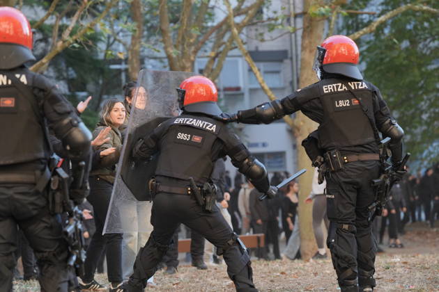 The Gasteiz Housing Union calls for a rally to protest the eviction of a family with six minor children. Ertzaintza officers intervene during a rally to try to prevent an eviction, on October 23, 2026, in Vitoria-Gasteiz, Álava, Basque Country, Spain. The Gasteiz Housing Union has organized a rally to try to prevent the eviction of a family with six minor children; the reason for the eviction is the expiration of the rental agreement for the home after years of residence, amid the housing crisis and without the family having been provided with alternative housing by the authorities. October 23, 2026, in Vitoria-Gasteiz, Álava, Basque Country, Spain Copyright: xInakixBerasalucex 7863730