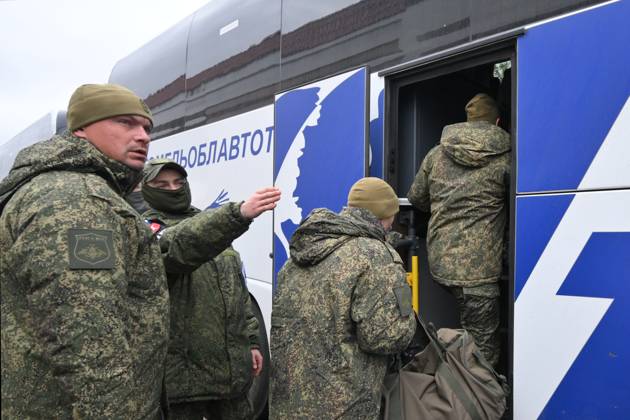Belarus Russia Ukraine Military Operation POWs Exchange 9271174 23.10.2026 Russian prisoners of war, released from Ukrainian captivity amid Russia s military operation in Ukraine, board a bus during an exchange between Russia and Ukraine at the Novaya Guta checkpoint in Gomel Region, Belarus. Russia and Ukraine on October 23 complete a swap of 270 prisoners of war each. A humanitarian action to reunite Russian and Ukrainian families also takes place, a total of seven people return to Russia, including a married couple, and six families travel to Ukraine. Yuri Kochetkov Sputnik Gomel region Belarus  Copyright: xYurixKochetkovx