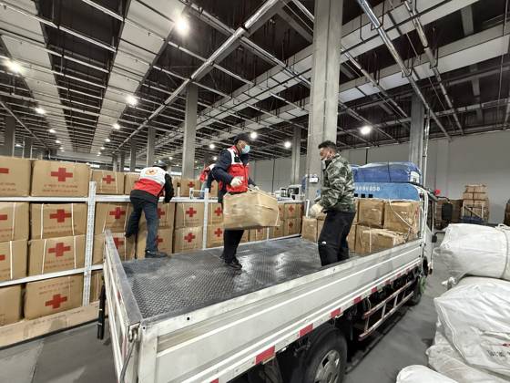 (261023) -- LHASA, Oct. 23, 2026 () -- Staff members transfer relief supplies in Lhasa, southwest China s Xizang Autonomous Region, Oct. 23, 2026. A 7.0-magnitude earthquake struck Baqen County of Nagqu City in southwest China s Xizang Autonomous Region, at 10:33 p.m. Thursday (Beijing Time), according to the China Earthquake Networks Center (CENC). The Red Cross Society of China has dispatched a working team to the disaster-hit area to guide local relief efforts. It has also allocated 3,800 sets of supplies, including family relief kits, hygiene kits, heaters, tents, jackets, folding beds and quilts. () (SpotNews) CHINA-XIZANG-LHASA-RED CROSS-RELIEF SUPPLIES (CN) Xinhua 