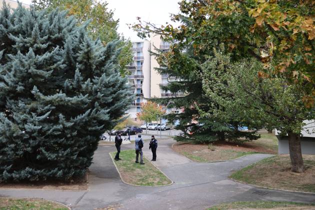 SHOOTER IN TRAPPES PHOTO: QR LE PARISIEN Le Parisien Arnaud Journois Plaisir October 23, 2026 Trappes, Yvelines, on October 23, 2026 Shooting in Trappes at the building where the suspect lives in Plaisir, 78 Photo: Le ParisArnaud Journois One person was killed and four others were seriously wounded when shots were fired from a vehicle in a Parisian suburb on October 23, 2026, in Plaisir, 78, France  Copyright: xPHOTOPQR LExPARISIEN MAXPPPxLexParisienx xArnaudxJournoisx 20261023LPA4047 20261023LPA4047