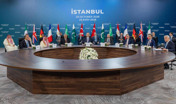 R4 and E3 Foreign Ministers Meeting in Istanbul ISTANBUL, TURKIYE - OCTOBER 23: Turkish Foreign Minister Hakan Fidan, British Foreign Minister Ed Miliband, German Foreign Minister Johann Wadephul, French Foreign Minister Jean-Noel Barrot, Italian Deputy Prime Minister and Foreign Minister Antonio Tajani, Pakistani Foreign Minister Muhammad Ishaq Dar, Egyptian Foreign Minister Badr Abdelatty and Saudi Foreign Minister Faisal bin Farhan Al Saud pose for a family photo during the R4 and E3 Foreign Ministers Meeting, in Istanbul, Turkiye on October 23, 2026. Mustafa Hatipoglu Anadolu Istanbul Turkey. Editorial use only. Please get in touch for any other usage.  Copyright: x2026xAnadoluxMustafaxHatipoglux