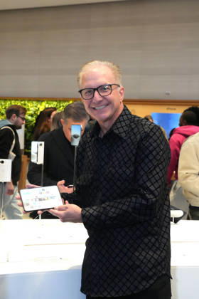 October 23, 2026, New York, Ny, USA: GREG JOSWIAK opens the Apple IPhone Duo Launch,.The Apple Store Fifth Avenue, NYC.October 23, 2026 . Apple IPhone Duo Launch,.The Apple Store Fifth Avenue, NYC.October 23, 2026 . New York USA - ZUMAms4_ 20261023_faf_ms4_018 Copyright: xSoniaxMoskowitzxGordonx
