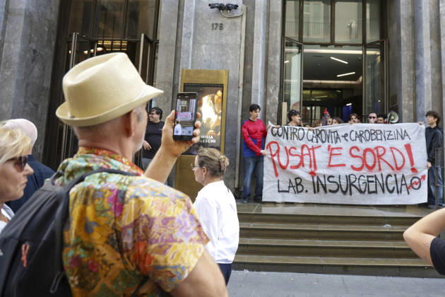 Activists Target Banks Over Cost-of-Living Crisis Activists from Insurgencia, together with the Argo and Kaos collectives, are organising a protest outside the Intesa Sanpaolo offices on Via Toledo in Naples. Some protesters are dressed as Spider-Man and are waving banners bearing the Neapolitan slogan ˜Pusate ™e sord!™. The activists accuse the banks of continuing to make excessive profits whilst ordinary people face growing financial hardship, and criticise the Meloni government for its response to the recent disruptions to fuel and food supplies. Napoli October 23 2026, ABP17372 Copyright: xAntonioxBalascox